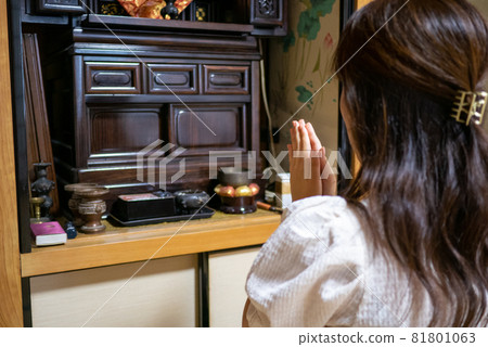 一位年輕女子手牽手在佛陀之間的祭壇上的背影 81801063