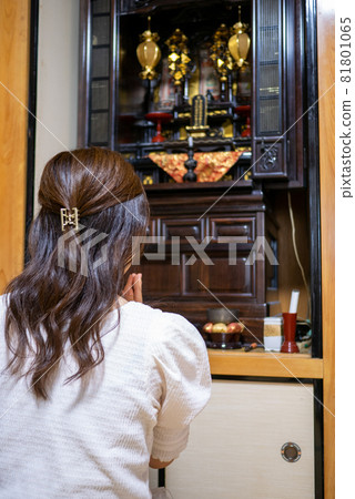 一位年輕女子手牽手在佛陀之間的祭壇上的背影 81801065