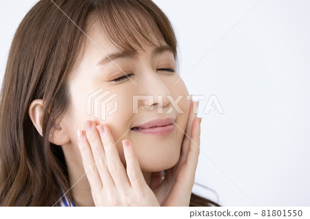 A woman looking up with her eyes closed A woman looking up with her eyes closed 81801550