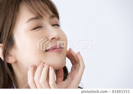 A woman looking up with her eyes closed A woman looking up with her eyes closed 81801551