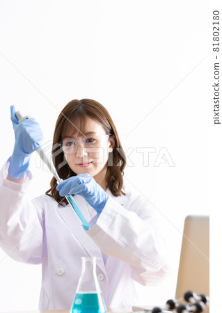 Researcher coronavirus new drug vaccine molecular model 81802180