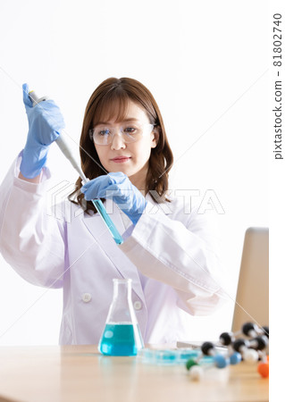 Researcher coronavirus new drug vaccine molecular model 81802740