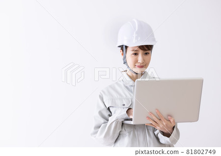 Women wearing work clothes 81802749