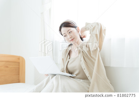 Portrait of a woman spending her time at home in everyday clothes 81802775