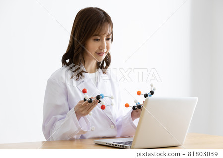 Researcher coronavirus new drug vaccine molecular model 81803039