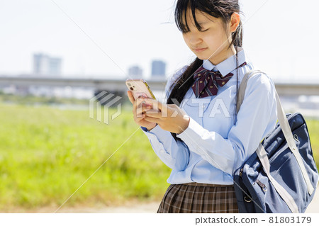 高中女生和智能手機 81803179