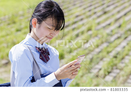 高中女生和智能手機 高中女生和智能手機 81803335