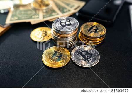 Bitcoin coins and money on the business desk 81803672