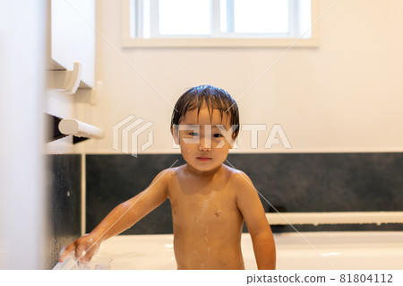 Toddler bath time playing in the bath Toddler bath time playing in the bath 81804112