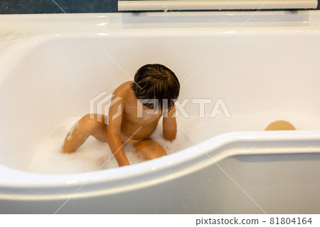 Toddler bath time playing in the bath 81804164