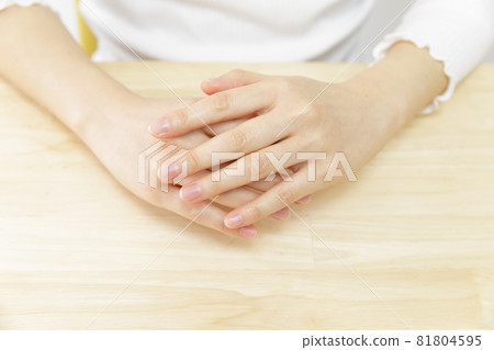 Female hand 81804595