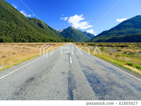 Empty mountain highway Empty mountain highway 81805027