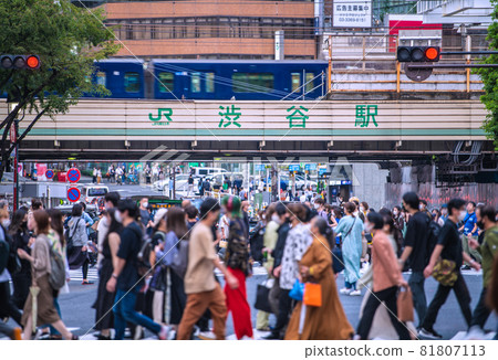Tokyo cityscape in Japan Relaxation of behavioral restrictions ... Not now, waste election ad balloon ... Shibuya is an angry crowd explosion = September 9 81807113