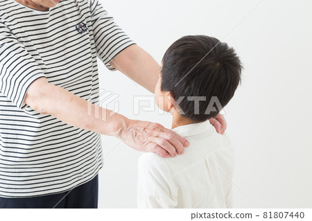 Grandmother telling her grandchildren Grandmother telling her grandchildren 81807440