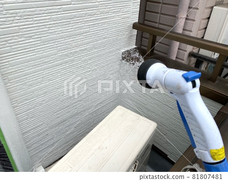 Watering survey on the balcony 81807481