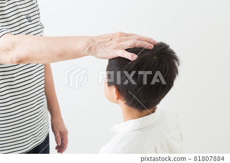 奶奶撫摸孫子的頭 奶奶撫摸孫子的頭 81807884