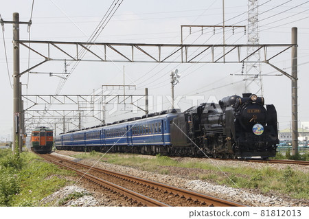 Joetsu Line SL Minakami (D51-498 tow) 81812013