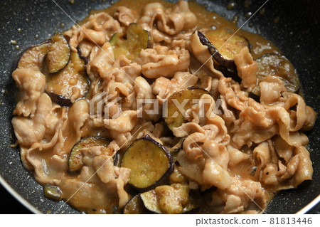 Stir-fried eggplant and pork belly 81813446