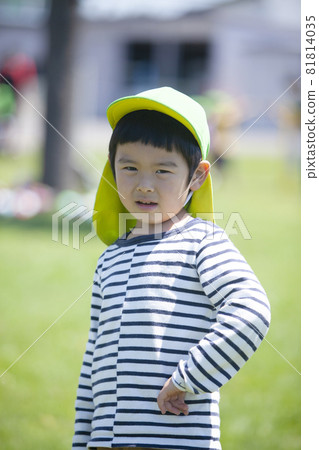在花園裡玩耍的男孩 81814035
