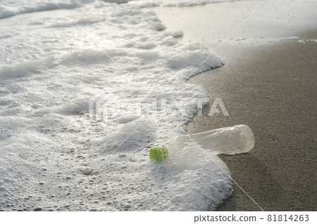 Marine debris PET bottle wave Marine debris PET bottle wave 81814263