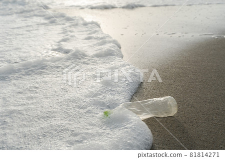 Marine debris pet pottle waves Marine debris pet pottle waves 81814271