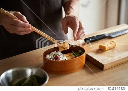 A man making a lunch in the kitchen 81814283