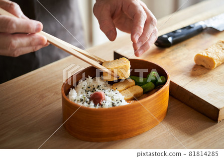 一個人在廚房做午飯 一個人在廚房做午飯 81814285