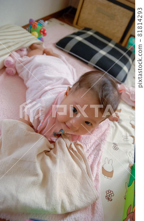 三個月大的寶寶 81814293