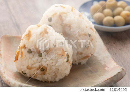 Sansho, chirimenjako, rice balls 81814495