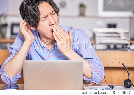 遠程辦公（遠程）疲憊的年輕人 81814697