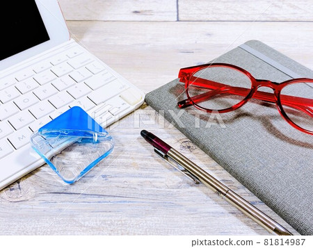 PC、眼鏡和眼藥水藍光商業場景 PC、眼鏡和眼藥水藍光商業場景 81814987