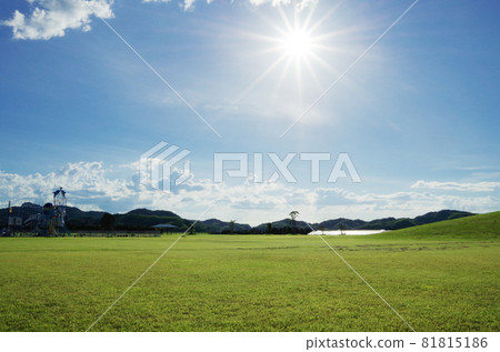夏日午後的陽光、藍天、白雲和公園明亮的草坪景觀 夏日午後的陽光、藍天、白雲和公園明亮的草坪景觀 81815186