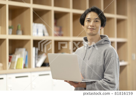 在共享辦公室工作的人 81816159