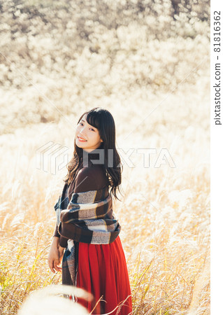 芒草和女人 81816362