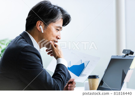Businessmen who utilize the web conferencing system 81816440