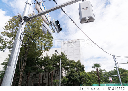調布站入口甲州海道十字路口信號電工大學京王線調布站北口東京都調布市 81816512