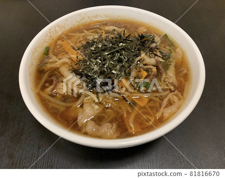 Ginger-grilled ramen with beef rose calvi 81816670