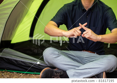 在戶外帳篷中度過的假期 露營的想法 在戶外帳篷中度過的假期 露營的想法 81817195