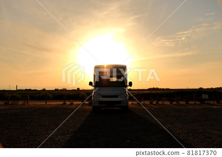 Camper in the setting sun Camper in the setting sun 81817370