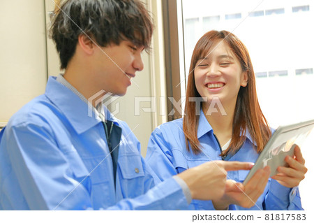 Engineer men and women who have a meeting with a smile using a tablet 2 81817583
