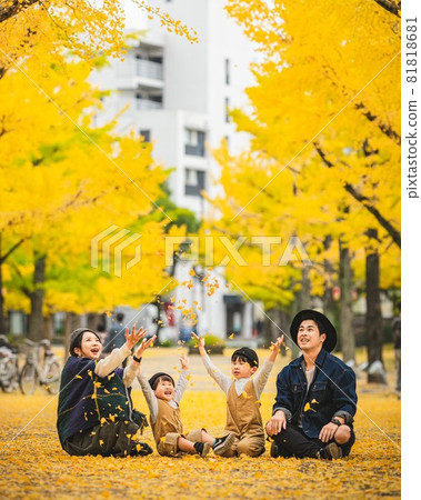 Family photo taken with a row of ginkgo trees Family photo taken with a row of ginkgo trees 81818681