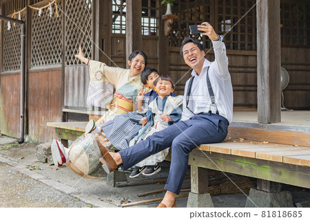 全家一起吃高奶酪 81818685