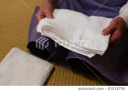 折疊洗衣店的資深婦女 81818798