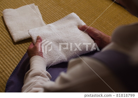折疊洗衣店的資深婦女 折疊洗衣店的資深婦女 81818799