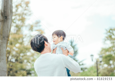 寶貝和爸爸 81819153