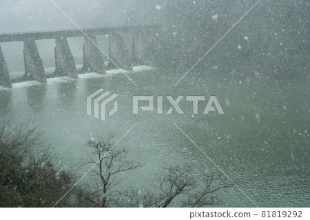 與雪的冬天風景在大壩湖 與雪的冬天風景在大壩湖 81819292