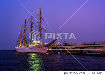 Kaiwo Maru 進入三重縣四日市港的夜景 Kaiwo Maru 進入三重縣四日市港的夜景 81819604
