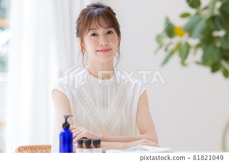 Women who enjoy aromatherapy Women who enjoy aromatherapy 81821049