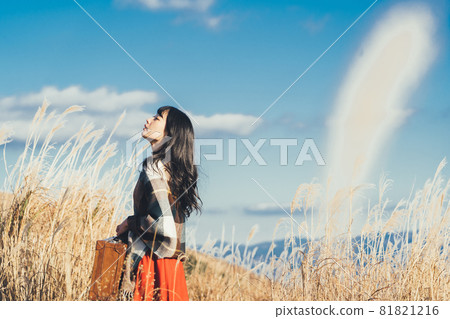 A woman traveling on a plateau A woman traveling on a plateau 81821216