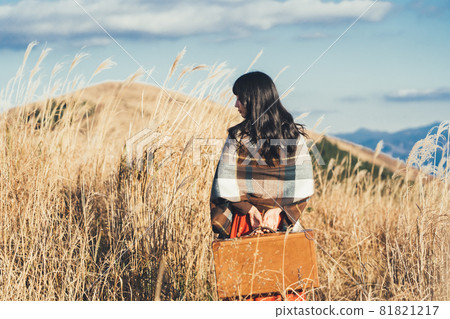 A woman traveling on a plateau 81821217